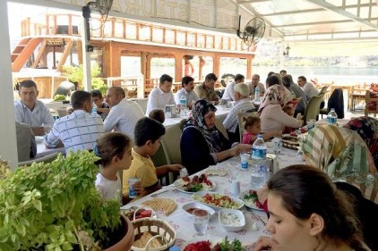 Şehit aileleri ve gaziler için Fırat Nehri&#8217;nde tekne turu yapıldı