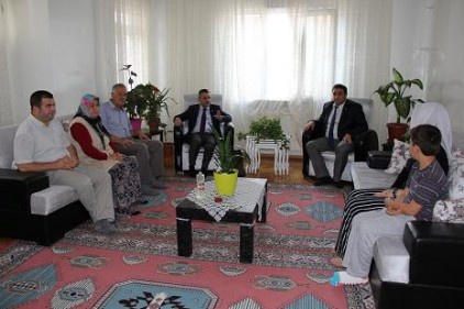 Şehit ailelerini ziyaret ettiler