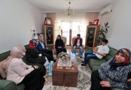 Şehit annelerini ziyaret etti