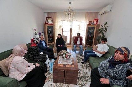Şehit annelerini ziyaret etti