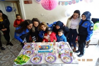 Şehit kızına doğum günü sürprizi yaptılar