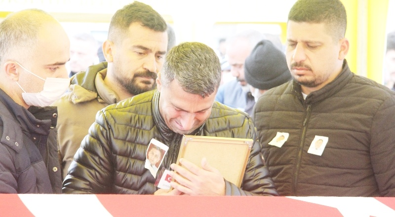 Şehit polis memuru gözyaşlarıyla toprağa verildi