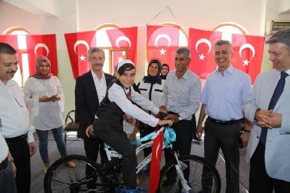 Şehit polisin çocuğuna doğum günü sürprizi