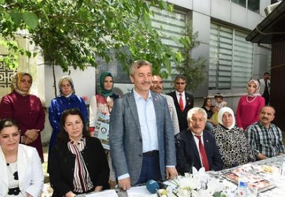 Şehit ve gazi annelerini ziyaret etti