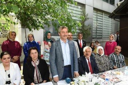 Şehit ve gazi annelerini ziyaret etti