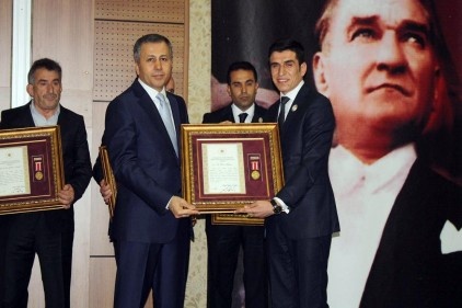 Şehit yakınlarına ve gazilere Devlet Övünç Madalyası verildi