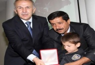 Şehit yakınlarına ve gazilere övünç madalyası verildi