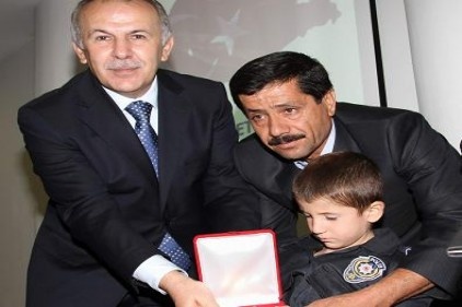 Şehit yakınlarına ve gazilere övünç madalyası verildi