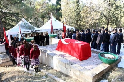 Şehitkamil anıtı ve Özdemir Bey&#8217;in mezarı başında tören yapıldı