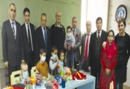 Şehitkamil Kaymakamlığı Onkoloji Hastanesi’ndeki çocuklara hediye dağıttı