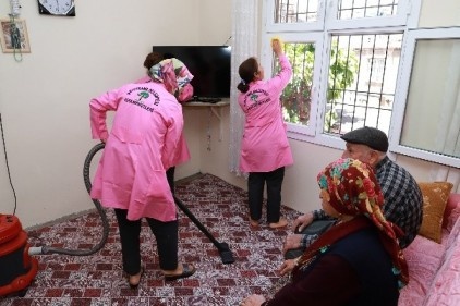 Şehitkamil&#039;in bayram temizliği yaşlı çifti sevindirdi