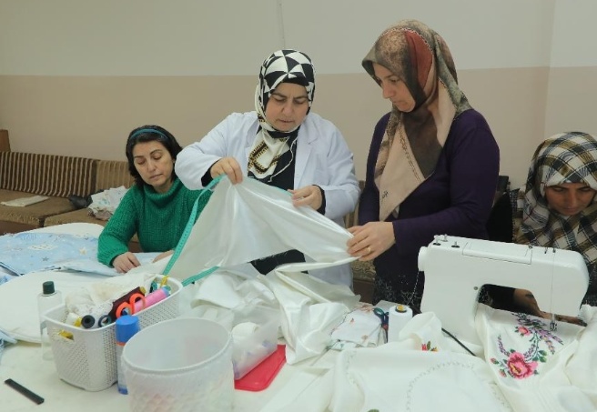 Şehitkamilli kadınlar, Pir Sultan Aile Merkezi’ndeki çeşitli kurslarda stres atıyor