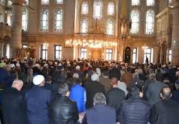 Şehitler için mevlit okutup helva ve lokma dağıtıldı