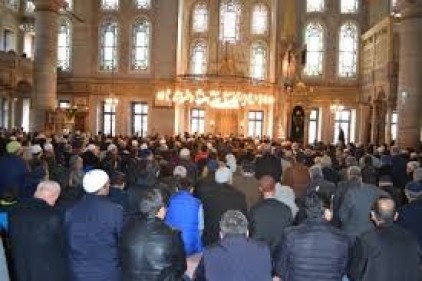 Şehitler için mevlit okutup helva ve lokma dağıtıldı