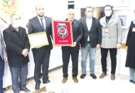 Şehitlikteki çalışmalara plaketli teşekkür
