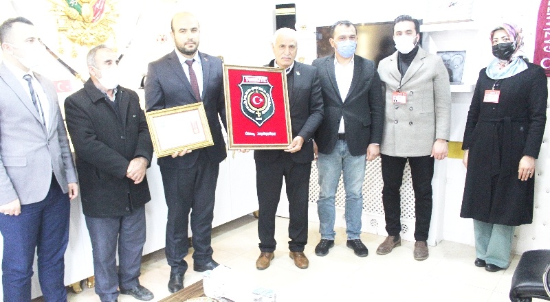 Şehitlikteki çalışmalara plaketli teşekkür