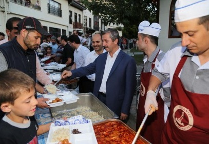 Şehreküstü Konakları’nda düzenlenen iftar yemeğine binlerce vatandaş katıldı