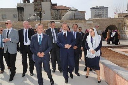 Şehreküstü Konakları&#8217;nı ve Şıh Meydanını gezdi