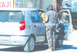 Şehrin göbeğinde yolun ortasında fuhuş pazarlığı yaptılar