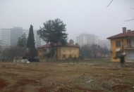 Şehrin ortasında harabe gibi kaldı