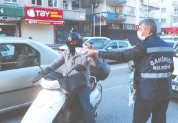 Şehrin yoğun olan kavşaklarında kumanya dağıtılıyor