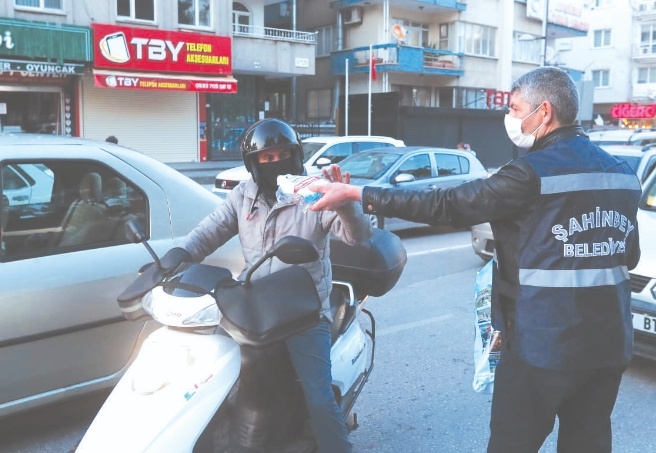 Şehrin yoğun olan kavşaklarında kumanya dağıtılıyor