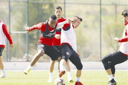 Seifedin Chabbi dışında tüm futbolcular antrenmanda 