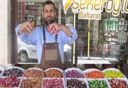 Şekerler, lokumlar ve çikolatalar bayramcıları bekliyor