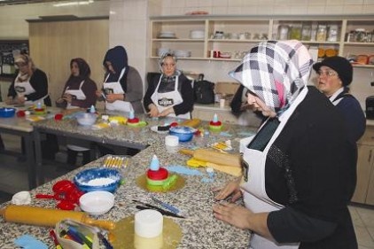 Şekerli hamur pastası yapmayı öğrendiler