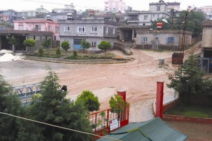 Sel suları Elif Beldesi&#8217;ni bastı 