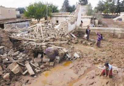 Sel suları köye hasar verdi 