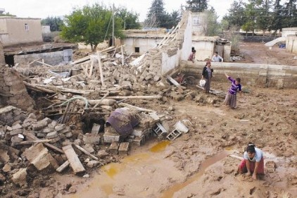 Sel suları köye hasar verdi 