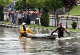 Sel sularına kapılan aracının peşinden bir kişi ölümden döndü