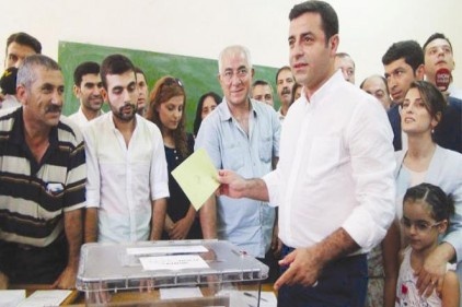 Selahattin Demirtaş oyunu Diyarbakır&#8217;da kullandı