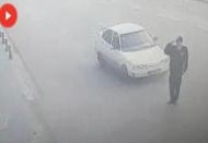 Selam vermek için yola çıkan polis memuruna araba çarptı