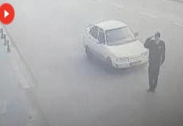 Selam vermek için yola çıkan polis memuruna araba çarptı