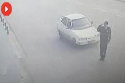 Selam vermek için yola çıkan polis memuruna araba çarptı
