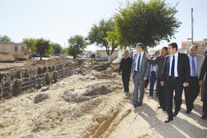 Selden zarar gören Kazıklı Köyü&#8217;nün yolları onarılıyor