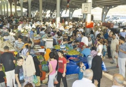 Semt pazarında esnaf ve vatandaşla buluştu