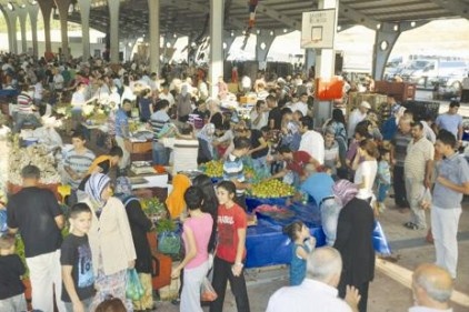 Semt pazarında esnaf ve vatandaşla buluştu