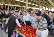 Semt Pazarı’nı gezdi, vatandaşla sohbet etti