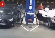 Sen misin benzin istasyonunda sigara içen!