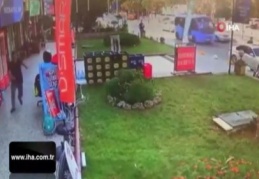 Senet çetesinin iş yeri sahibine silahlı saldırı anları kamerada