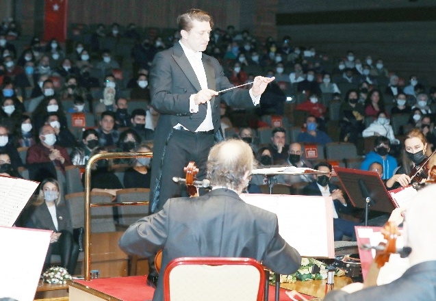 Senfoni orkestrasından 100. özel konseri
