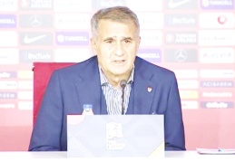Şenol Güneş: "Futbol pandeminin gölgesinde oynanıyor"