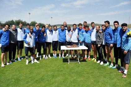 Şenol&#8217;a sürpriz doğum günü partisi