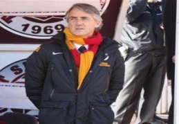 Sergen Yalçın, Mancini'nin ensesinde