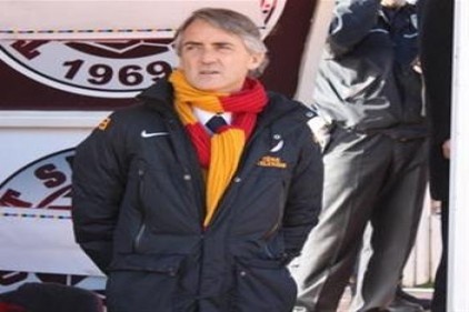 Sergen Yalçın, Mancini&#039;nin ensesinde