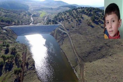 Serinlemek için girdiği gölette bataklığa saplandı 