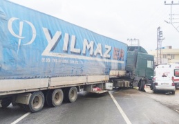 Şerit değiştiren tır, otomobile çarptı